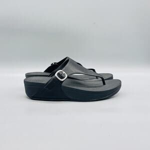 FitFlop Sandals Womens 7 Black Leather Thong Wedge Slip On Buckle Comfort Shoes